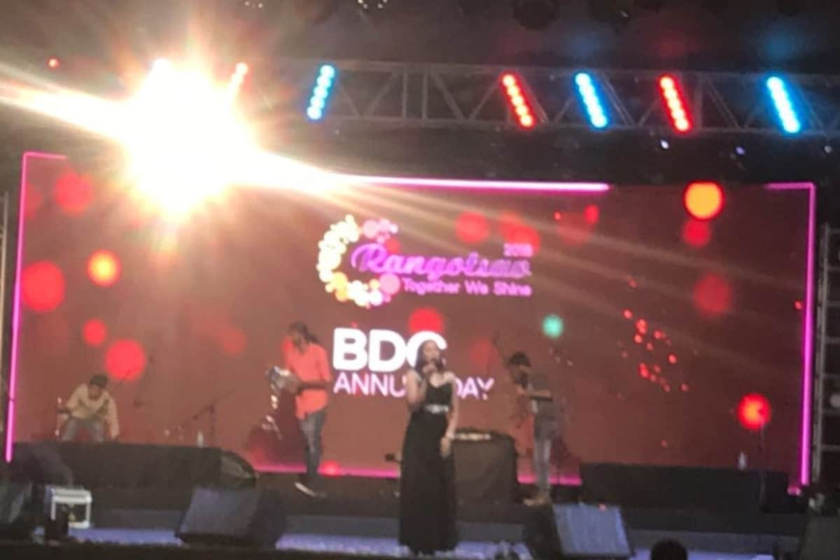 Anchor Reena Dsouza hosts Qualcomm BDC Annual Day Rangotsav 2018