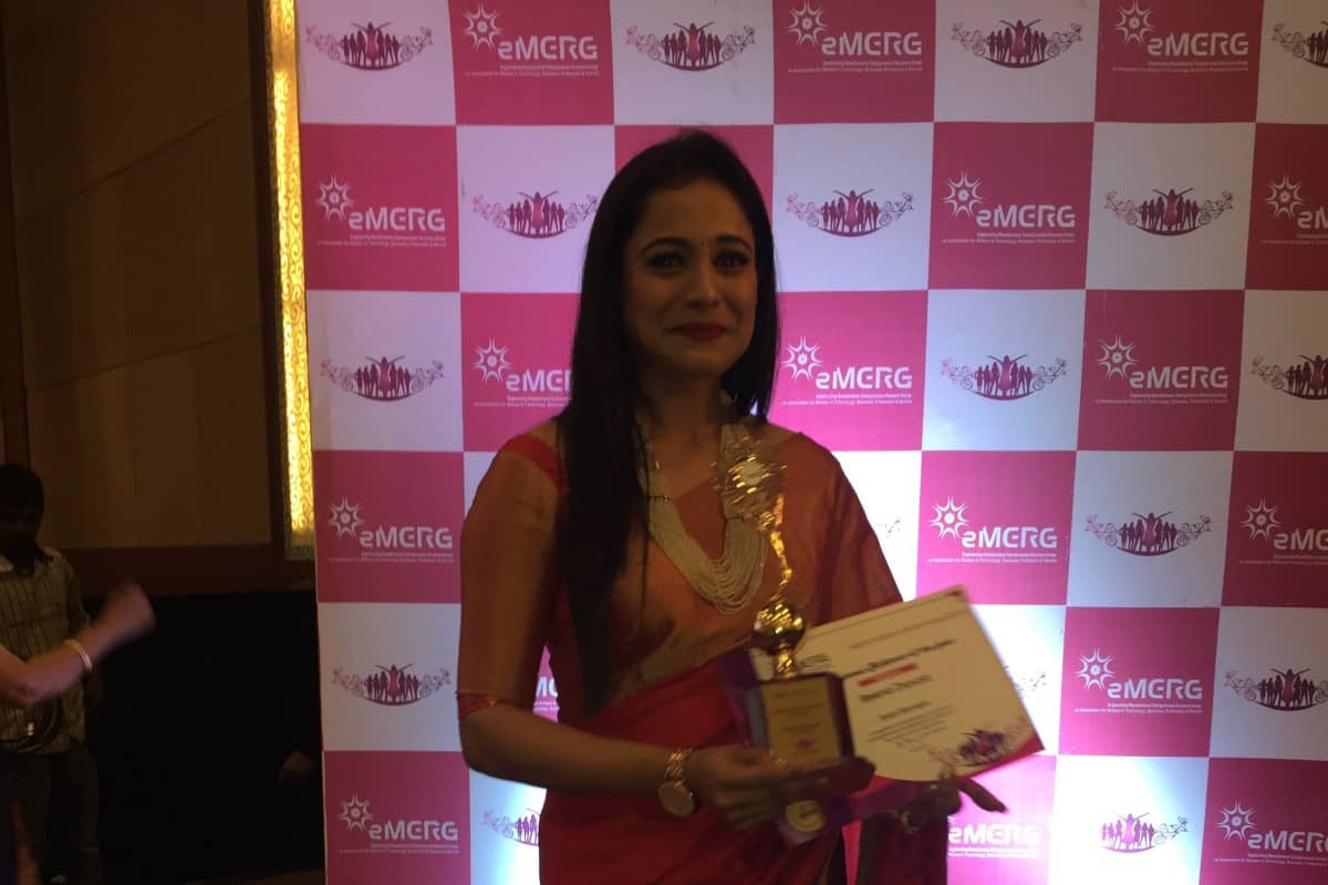 MC Reena Dsouza receives Best MC Award 2018 by EMERG