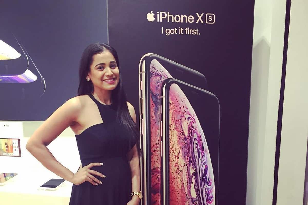 Anchor Emcee Reena Dsouza launches iPhone 10 and iPhone 10s product at Orion Mall, Bangalore