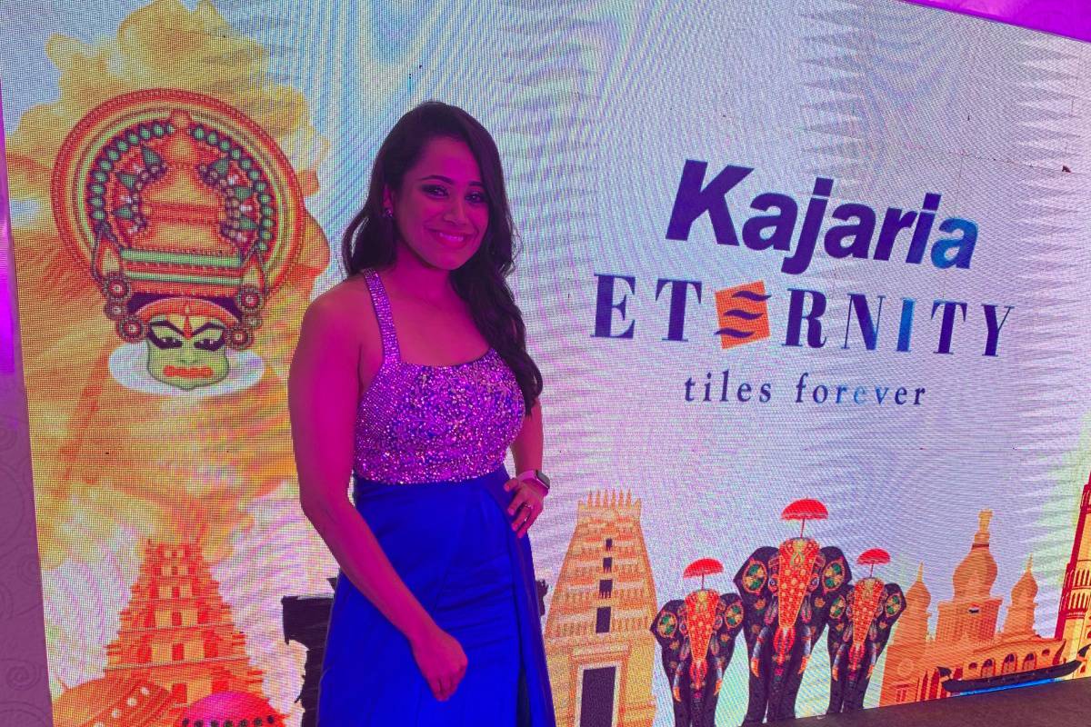 Emcee Anchor Reena Dsouza hosts Kajaria Tiles customer meet 2019